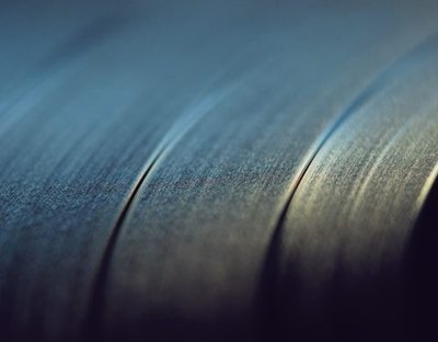vinyl-close-up-15657-480x375